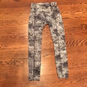 Lululemon black and white print tight size 4